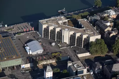 Dreieckiger Grundriss, sieben Geschosse, rechtwinklig gefaltete, vorspringende Wandelemente, städtebaulich genial: Mainzer Ratha Dreieckiger Grundriss, sieben Geschosse, rechtwinklig gefaltete, vorspringende Wandelemente, städtebaulich genial: Mainzer Ratha