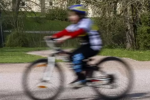 In Bobenheim-Roxheim hat es einen Unfall gegeben, an dem eine Autofahrerin und ein Kind auf einem Fahrrad beteiligt waren.