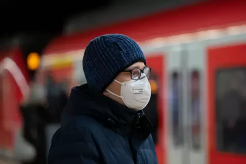 Im öffentlichen Nahverkehr muss ab sofort eine FFP2-Maske oder ein Modell mit ähnlicher Schutzklasse getragen werden. 