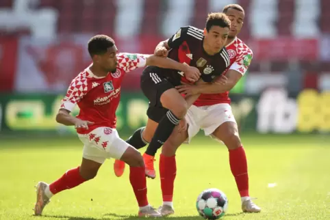 Doppelt hält besser: Phillipp Mwene (links) und Robin Quaison bremsen Bayerns Jamal Musiala ein. 