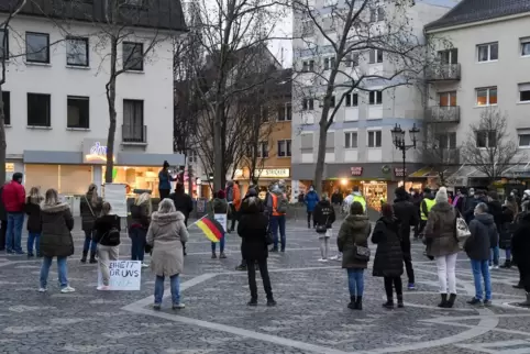 Auf dem Rathausplatz dürfen künftig nur noch maximal 100 Menschen demonstrieren. Hier ein Bild der sogenannten Mahnwache gegen C