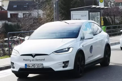 In Neustadt: Tesla der Firma Mobility on Demand verkehrt schon als Teil des öffentlichen Nahverkehrs. 