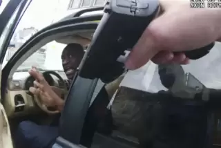 Szene aus dem Polizeivideo im Floyd-Prozess: So wie hier in Minneapolis George Floyd am 25. Mai 2020 mit gezogener Waffe kontrol