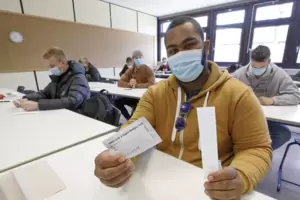 Getestet wird an der Berufsbildenden Schule II im Klassenraum. Im Bild Matthew Walker aus der Maurerklasse. 