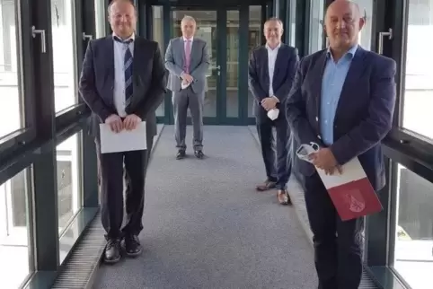Winfried Schuch (rechts) erhielt das Dankschreiben des Finanzministeriums für seinen langjährigen Einsatz als Leiter der LBB-Nie
