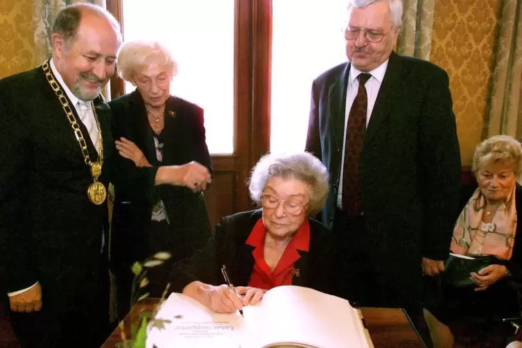2003: Die frisch ernannte Ehrenbürgerin Luise Herklotz trägt sich ins Goldene Buch der Stadt Speyer ein. Hinter ihr von links de