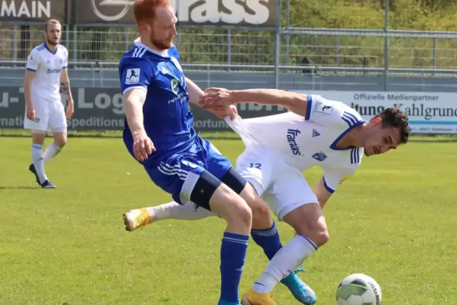 Zweikampf zweier Torschützen mit Trikot-Reißtest: Alzenaus Nils Fischer (in Blau) und Luka Dimitrijevic, der das 2:0 vorbereitet