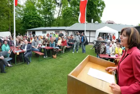 Malu Dreyer spricht in der Walderholung, Hunderte hören zu: ein Fest wie bei der Maikundgebung 2010 ist derzeit undenkbar.