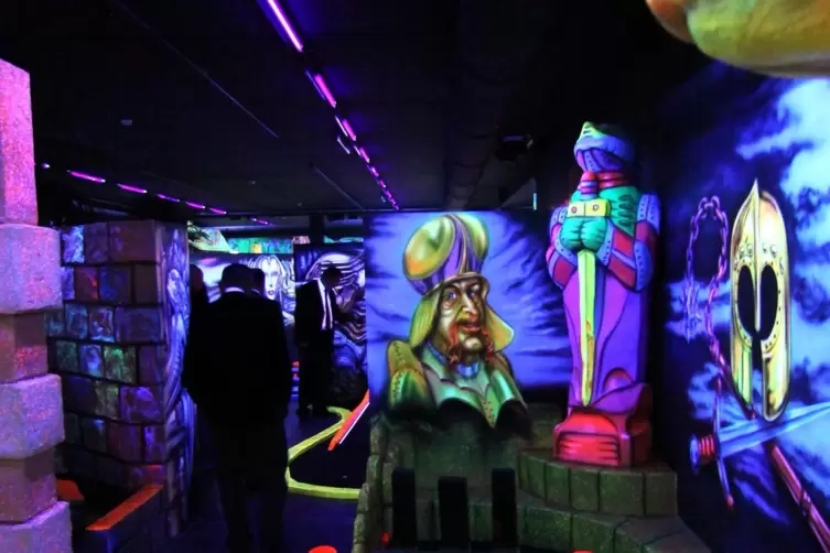 Verfehlt im Licht seine Wirkung: die Dunkel-Minigolfanlage der World of fun. Sie, wie die Bowlingbahnen, der Hallen-Kinderspielp