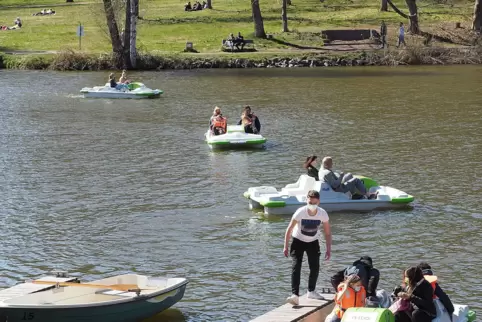 Bei strahlendem Wetter wird das Freizeitangebot auf dem Weiher am Sonntag dankend angenommen.