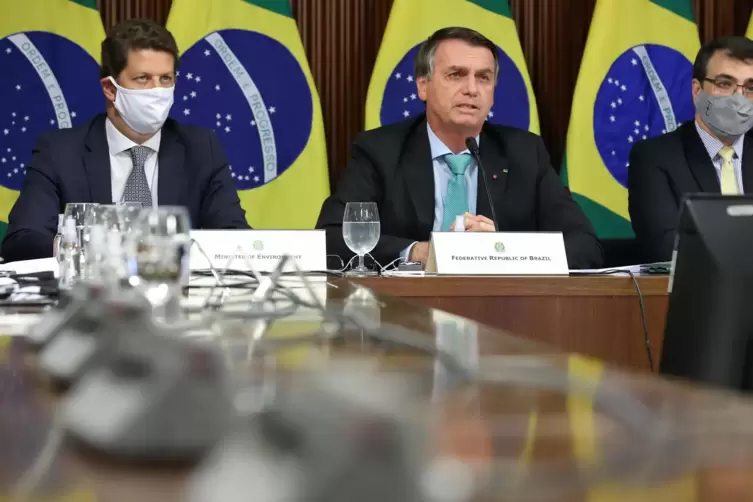 Unter Präsident Jair Bolsonaro (Mitte) hat sich die Zerstörung des Regenwalds massiv beschleunigt.