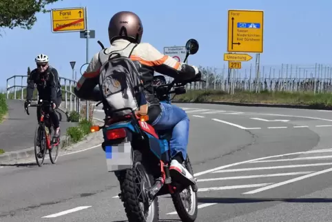 Im Bereich der gestrichelten Sperrfläche soll die neue Spur eingerichtet werden. 
