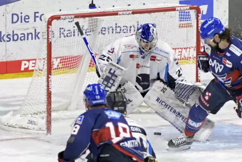 Das Siegtor: Nico Krämmer fälscht den Puck zum 4:3 ab. 