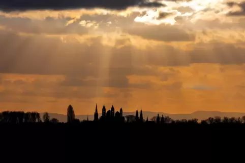 Stadt im selbsterklärten „Klimanotstand“: Speyerer Silhouette mit Gedächtniskirche, Dom, St. Joseph, Läutturm, Altpörtel und Dre