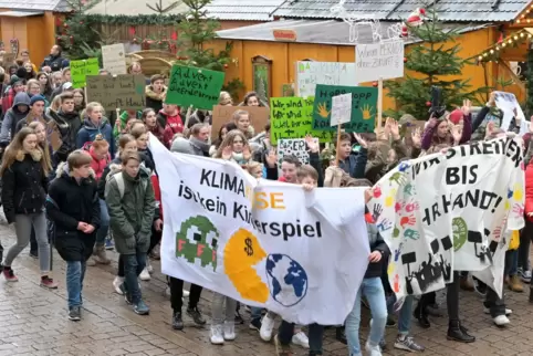 Fridays-for-Future-Kundgebung: Die Nachwuchspolitiker nehmen die aktuelle junge Generation als sehr politisch interessiert wahr.
