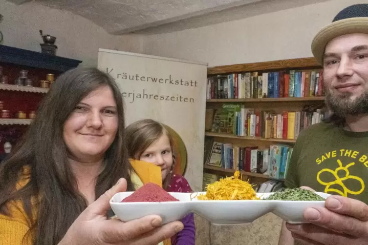 Stellen aus einzelnen Gew&uuml;rzen Mischungen f&uuml;r unterschiedliche Zwecke her: Lilian und Matthias Kriebus, in der Mitte T&ouml;chterchen