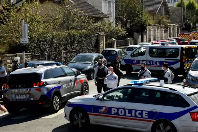 Der Tatort, eine Polizeidienststelle in Rambouillet südwestlich von Paris, wurde von der Polizei abgeriegelt.