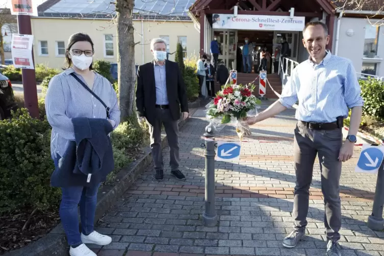Ein Blumenstrauß für den Gewinner: Katrin Mück und Hans Günther vom SPD-Ortsverein Rodenbach sind unter den Ersten, die Ralf Sch