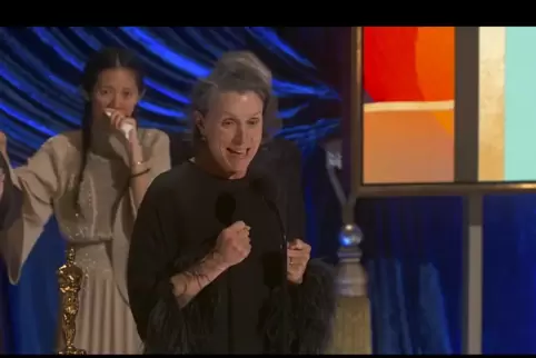 Die Schauspielerin Frances McDormand nimmt den Oscar für den besten Film für „Nomadland“ entgegen, während Regisseurin Chloe Zha