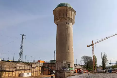 Rund um den denkmalgeschützten Wasserturm wird in Karlsruhe gebaut. Ein weiteres, großes Areal wird aktuell erschlossen. 