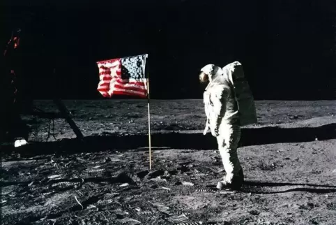Das Foto der Nasa vom 20. Juli 1969 zeig t Apollo-11-Astronaut Edwin „Buzz“ Aldrin neben der US-Flagge auf der Oberfläche des Mo