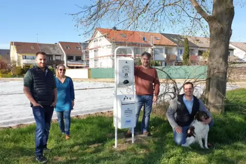 Die FWG-Vertreter (von links): Axl Reimer, Tina Thibodeaux, Peter Smykalla und Hartmut Magin stellen die Hundebeutelstation vor.