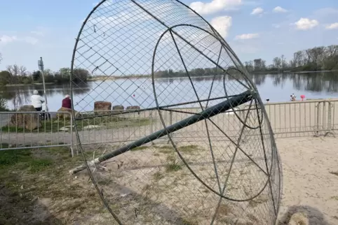 Am Silberseestrand warten die Sonnenschirm-Skelette auf ihre Entsorgung, denn bald kommt ein neuer Pächter. 