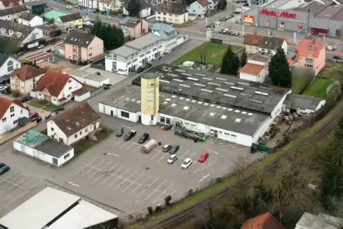 Vorne links: zu bebauende Fläche; oben: Wormser Landstraße.