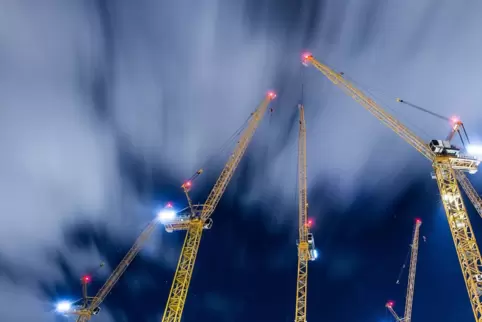 Im Bauhauptgewerbe sind die Firmen etwas weniger zufrieden mit ihrer aktuellen Lage, teilte das Ifo-Institut am Montag mit.