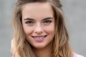 Geht mit Stoffbeutel einkaufen: „Einfach plastikfrei leben“-Autorin Charlotte Schüler. 
