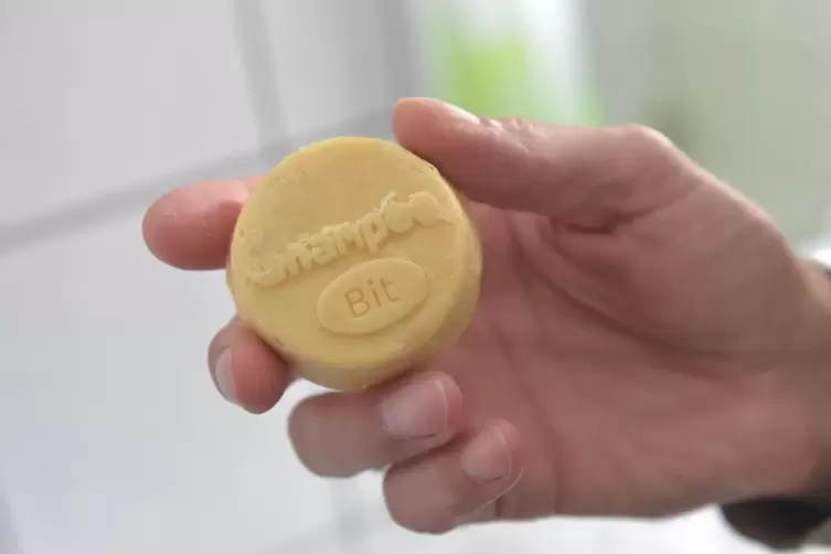 Sorgen f&uuml;r weniger Plastikm&uuml;ll im Badezimmer: feste Shampoo-Seifen.