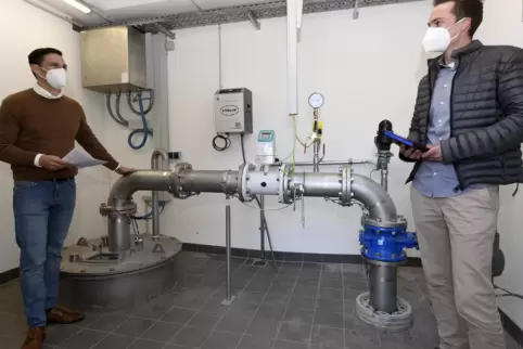 Von hier aus wird das Trinkwasser ins Rohrnetz gespeist: Projektleiter Patrick Heringer (links) und Tim Gelbach am Brunnenkopf. 