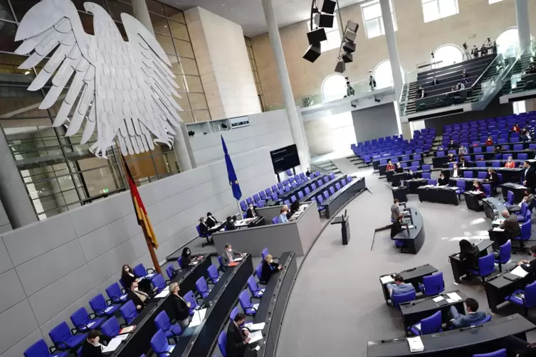Rund 71 Euro weniger erhalten die Abgeordneten des Bundestages ab Juli. 