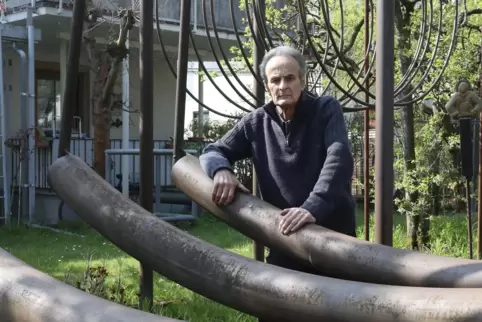 Der Bildhauer Stefan Forler im Garten seiner Landauer Werkstatt. 