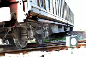 Der entgleiste Waggon ist aus dem Gleis auf den daneben verlaufenden Schienenstrang gesprungen. Der entgleiste Waggon ist aus dem Gleis auf den daneben verlaufenden Schienenstrang gesprungen.