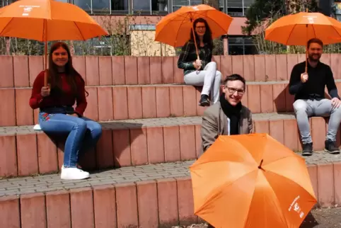 Bei der Schirmübergabe: Bito-Vertreter Kevin Stannik (Mitte), Mitglieder der Schülervertretung (von links) Hanna Knecht und Yvon
