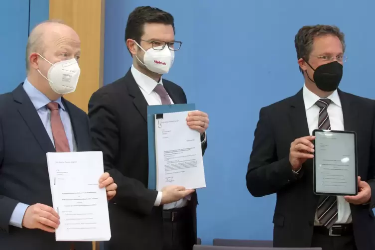 Michael Theurer (von links), Marco Buschmann und Stephan Thomae stellen ihre Verfassungsbeschwerde gegen das Infektionsschutzges