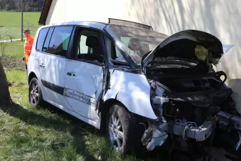 Der Unfallfahrer konnte sein Auto selbst verlassen. 