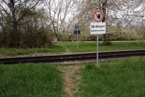 Trampelpfad und Schild.