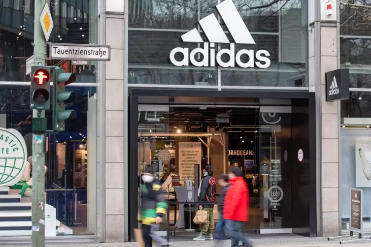  Viele Markenproduzenten – wie hier Adidas – bauen ihren Direktvertrieb aus und eröffnen eigene Ladenlokale.