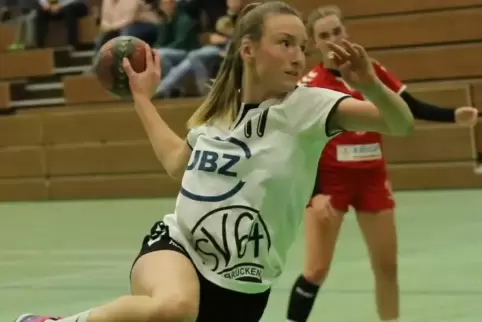 Auch bei der Spielposition fällt der Apfel nicht weit vom Stamm: Lea Bullacher (hier als B-Jugendliche beim Wurf im Spiel der RP