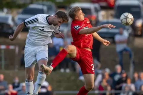 Das bisher letzte Südwestpokal-Spiel des FCK: Stürmer Elias Huth im Luftkampf mit Dominic Kranz von der SG Meisenheim/Desloch/Je