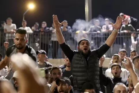 Samstagabend: Palästinenser feiern, nachdem die israelische Polizei Barrikaden auf einem Platz außerhalb der Jerusalemer Altstad