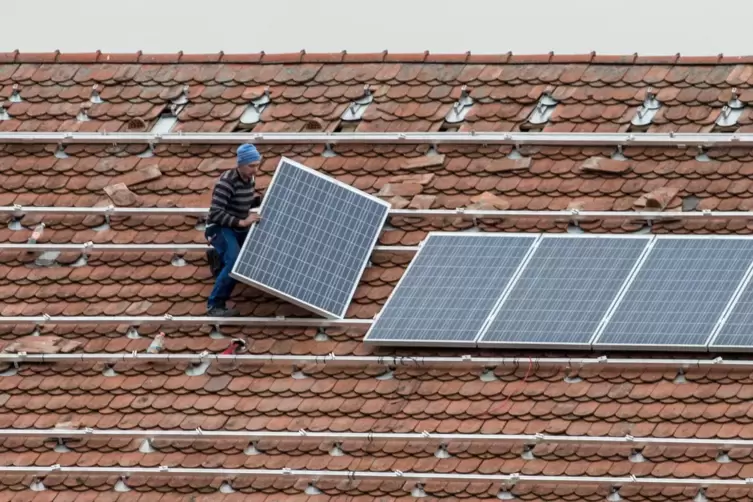Dächer mit Solarmodulen versehen: Die Nordpfälzer Energiegenossenschaft will solcherlei Projekte Unternehmen mit nennenswertem E