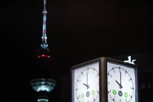 22 Uhr – die Ausgangssperre beginnt. Wie hier in Berlin darf man nur noch in Ausnahmefällen das Haus verlassen, wenn die Sieben-