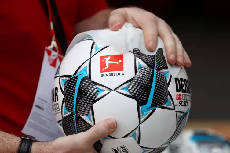 In der Bundesliga wird der Ball desinfiziert. Auch bei vielen Amateursportlern stehen ähnliche Regeln in den Hygienekonzepten. E