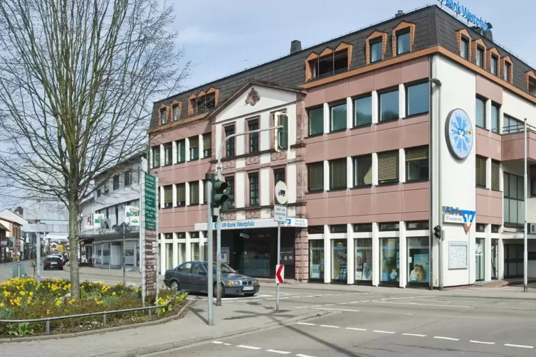 Im früheren Gebäude der VR Bank in Landstuhl kommt ein Großteil der Jugend- und Sozialabteilung unter. 