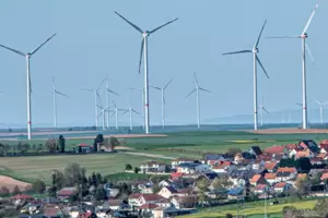 Gesetzlich ist ein Mindestabstand zwischen Windkraftanlagen und Häusern festgelegt. 