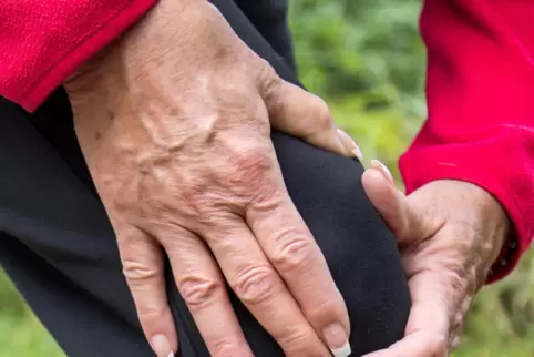 Ein Wetterwechsel kann zwar nicht krank machen, aber bei Menschen mit Vorerkrankungen die Symptome verstärken. 