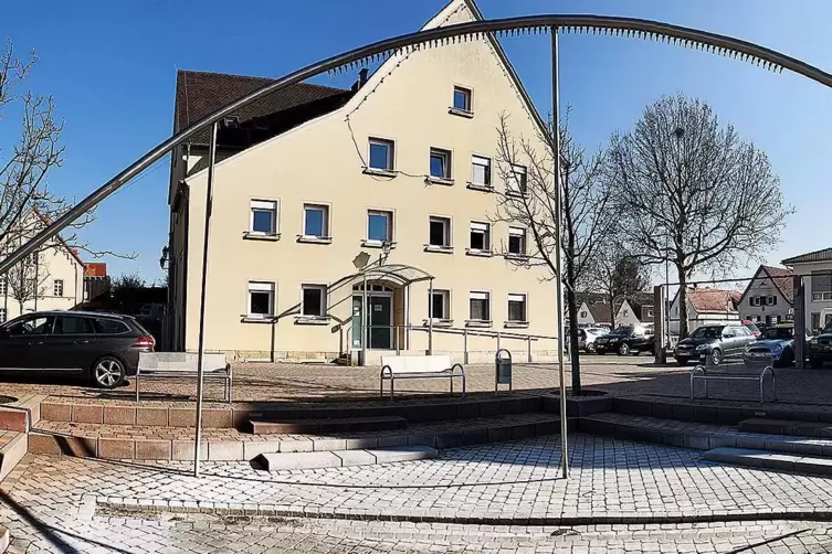 Hat normal ge&ouml;ffnet: Rathaus Lingenfeld.